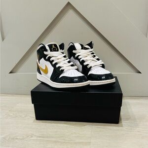 Jordan Big Kids Air Retro 1 Mid SE Black Metallic White Sneakers Shoes Sz 5Y